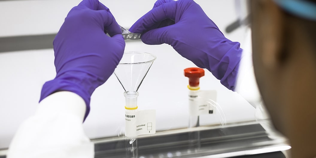 Operador de laboratório de qualidade da GSK envolvido em tarefas focadas, GSK Brasil