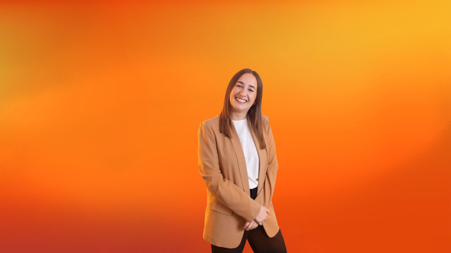 Profissional posando pra foto em fundo com cor padrão GSK