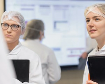 Cientistas participando de reunião, trabalhando com terceiros