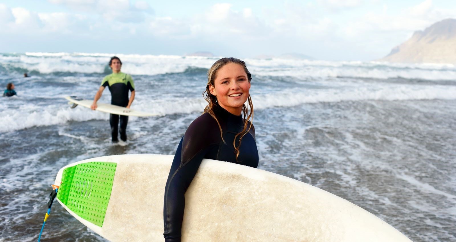 Mulher surfista na praia