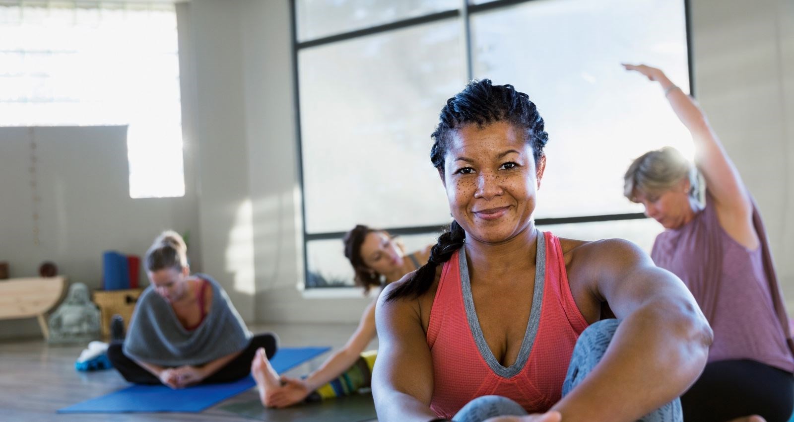 Mulher sentada na aula de yoga