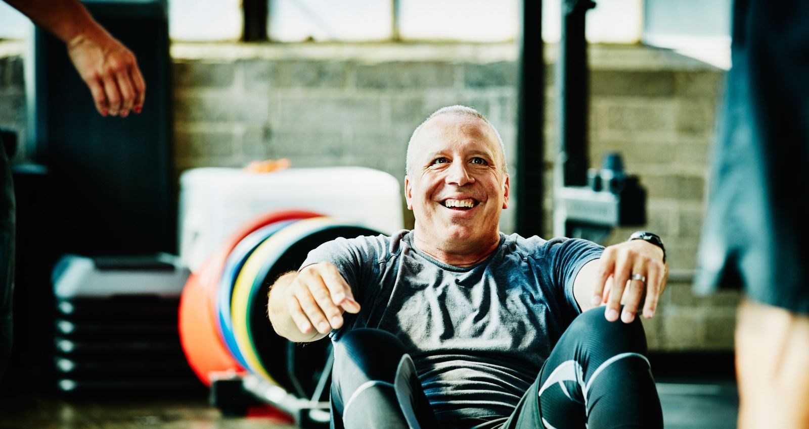 Homem sorrindo realizando exercícios físicos