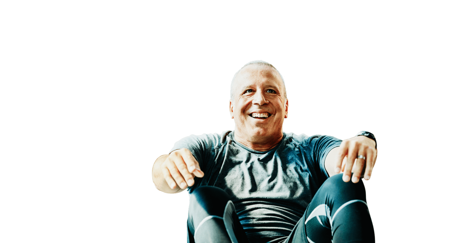 Homem sorrindo realizando exercícios físicos