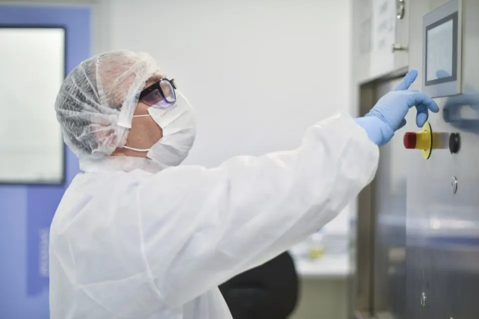 Profissional programando um equipamento