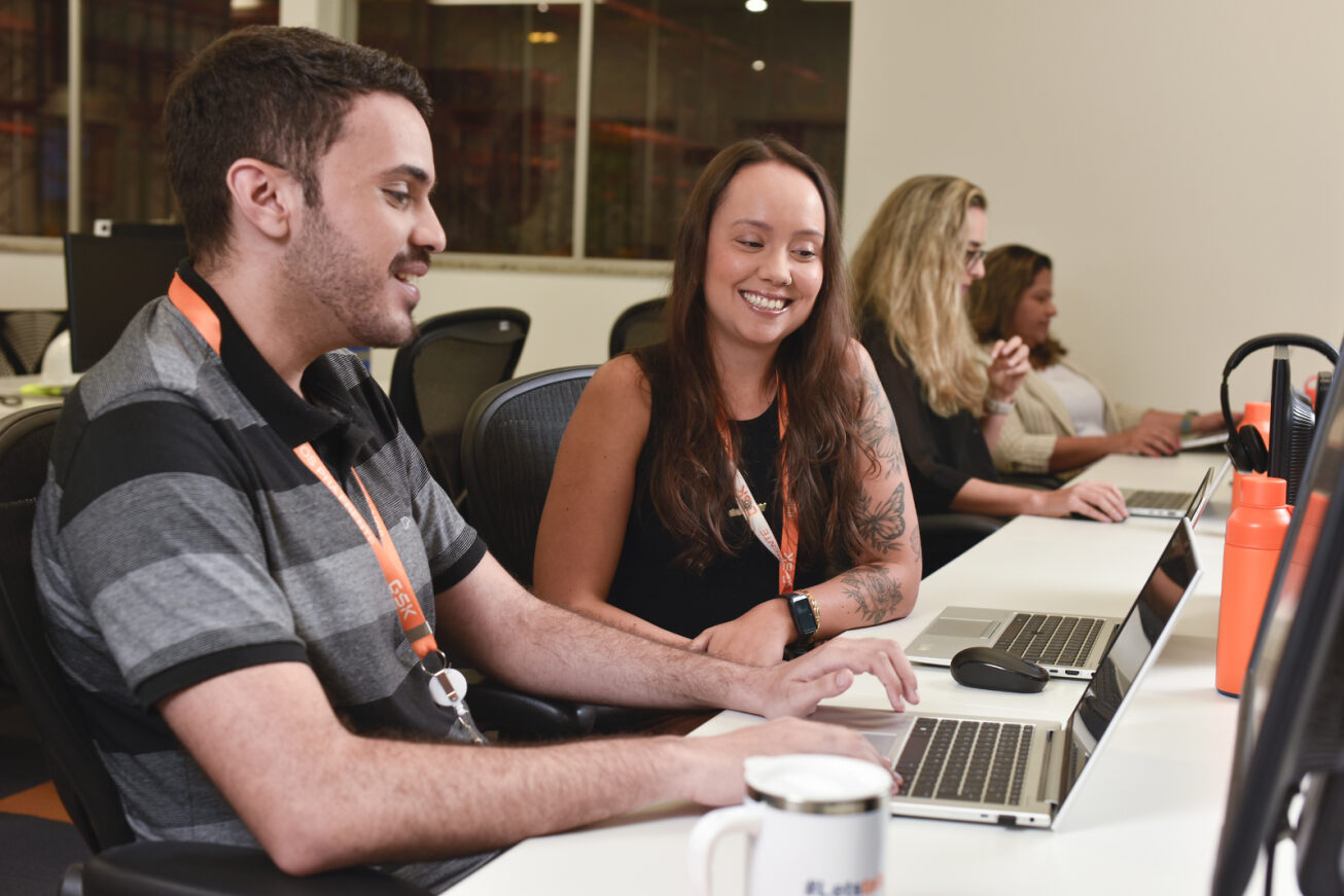 Grupo de pessoas conversando em um espaço GSK