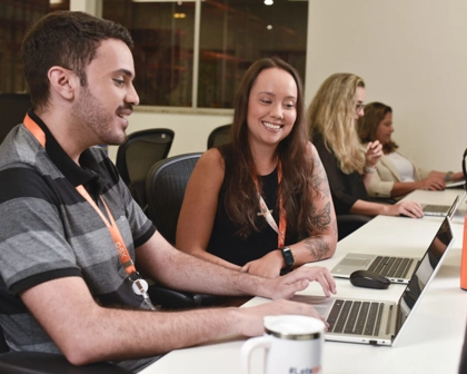 Grupo de pessoas conversando em um espaço GSK