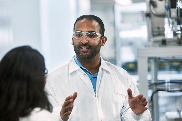 Doutores conversando no laboratório