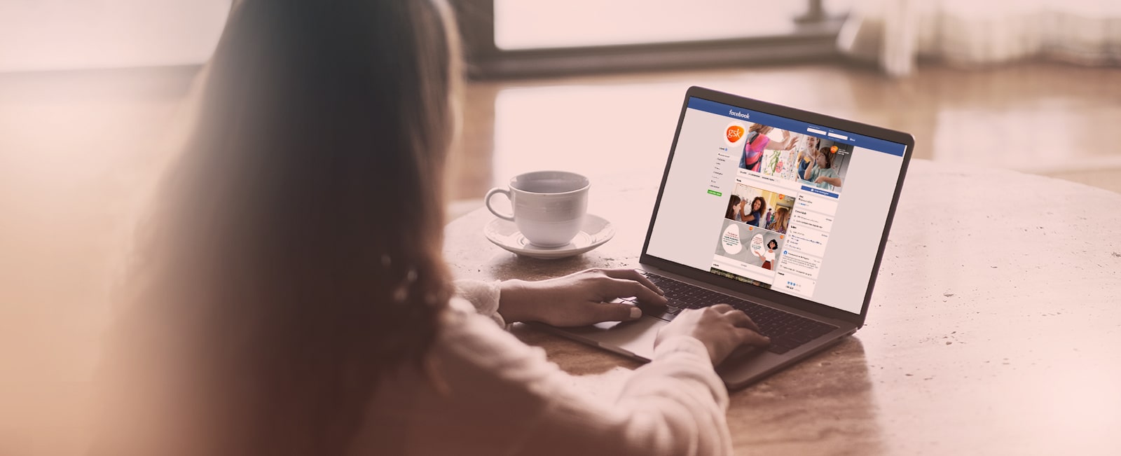 Pessoa navegando na página do facebook Brasil GSK