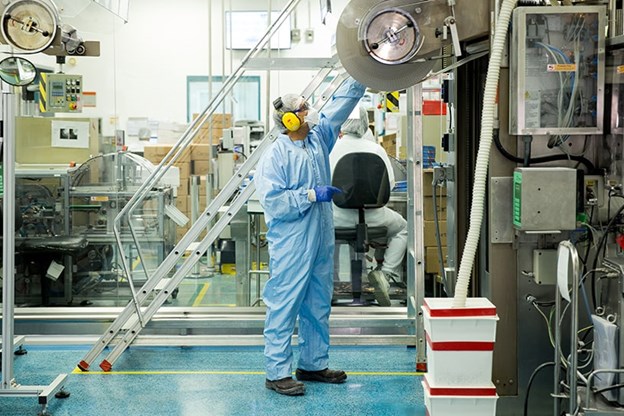 Fábrica GSK, funcionário operando máquinário