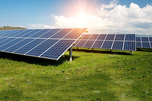 Painéis solares em um campo