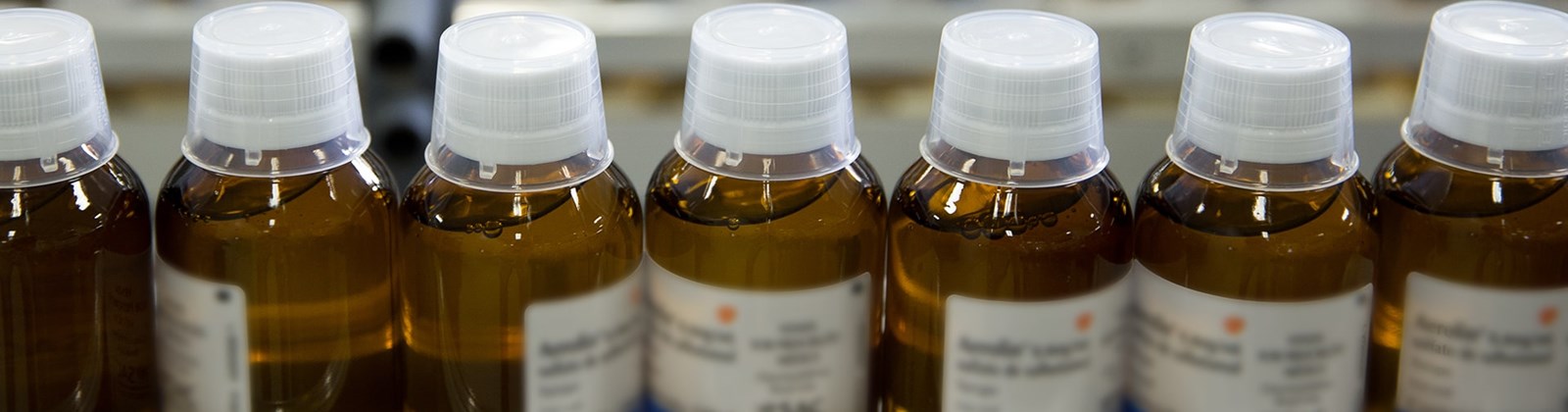 Medicamentos enfileirados em prateleiras