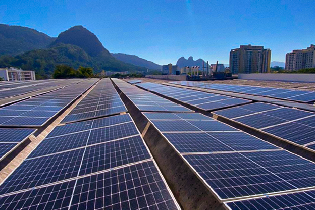 Foto da usina fotovoltaica, instalada na fábrica da GSK, no Rio de Janeiro