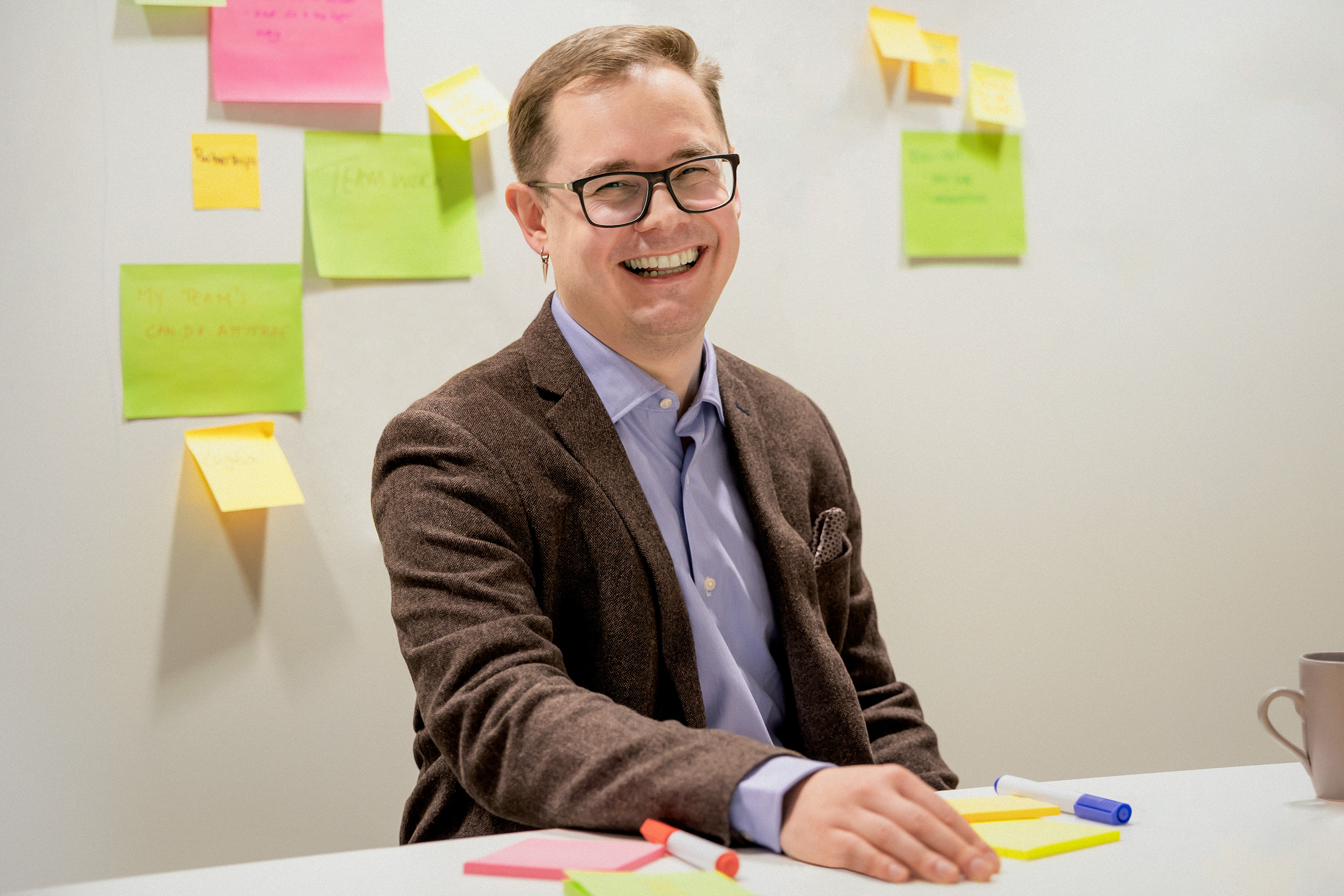 Homem sorrindo. Vendas e marketing