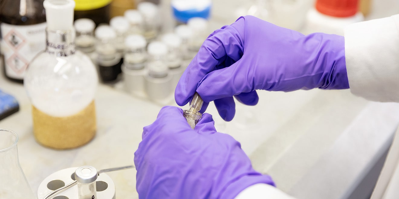 Cienstista analisando amostras, ensaios clínicos