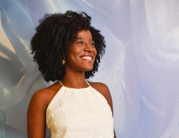 Profissional posando pra foto em fundo com cor padrão GSK