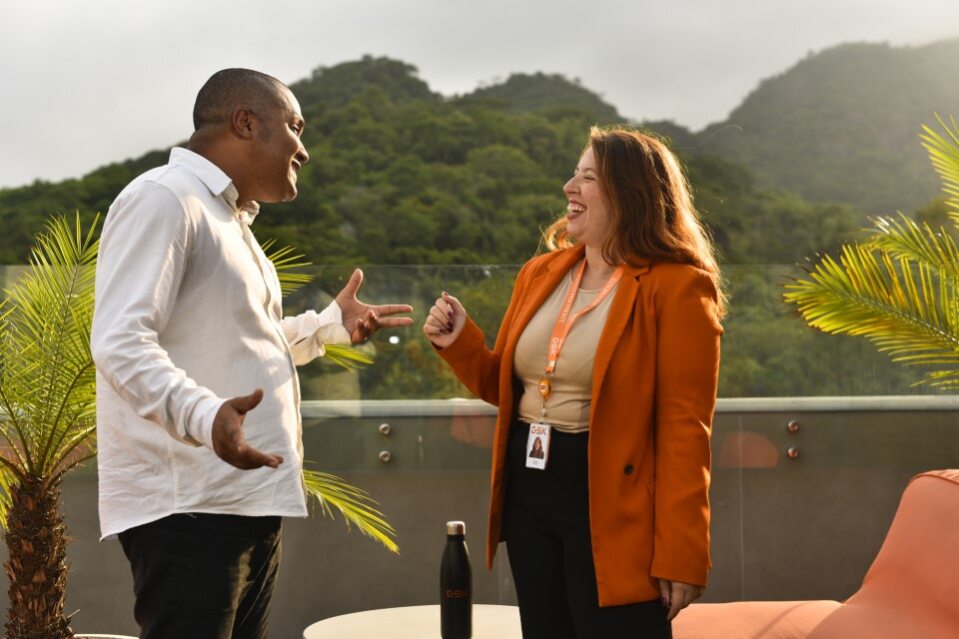 Colaboradores conversando em um ambiente aberto na GSK