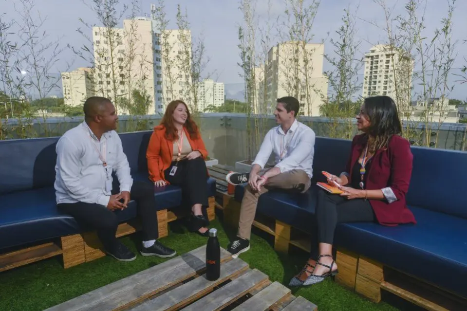 Grupo de pessoas conversando em um ambiente aberto na GSK