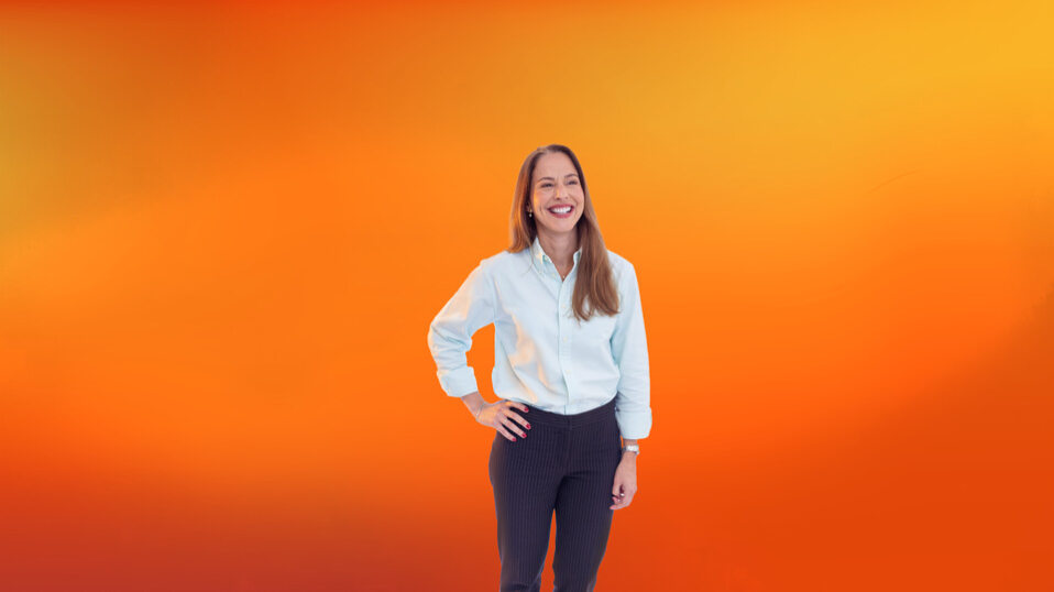 Profissional posando pra foto em fundo com cor padrão GSK