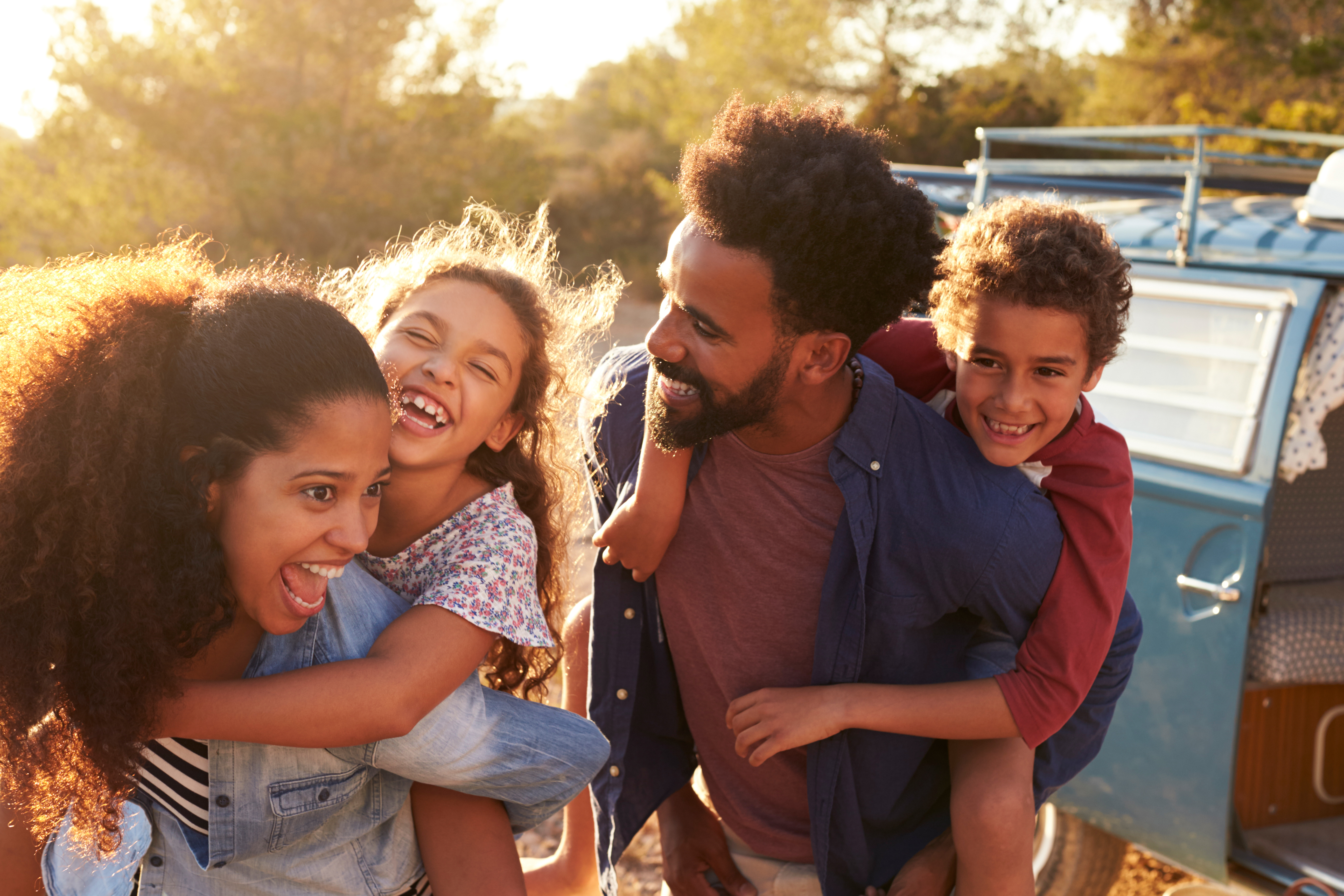 Família Sorrindo Para Campanha Da Gripe