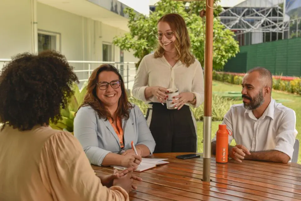 Grupo de pessoas conversando em um ambiente aberto na GSK