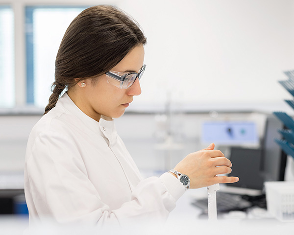 Mulher pesquisadora analisando uma amostra