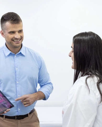 Representante apresentando conteúdo