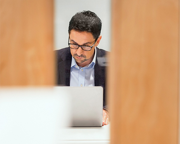 Homem em um escritório olhando um notebook