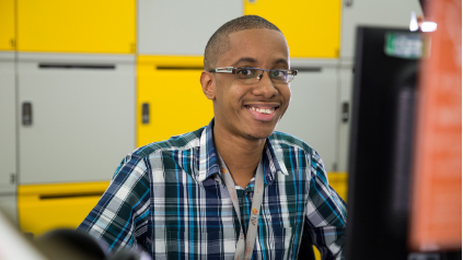 Estudante em frente ao computador