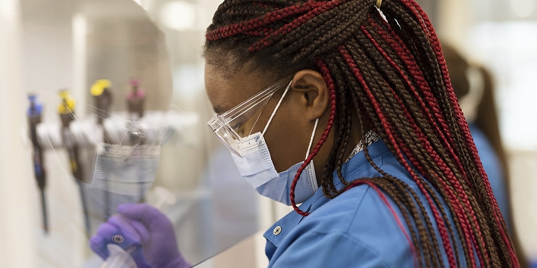 Cientista inspecionando o frasco , GSK Brasil