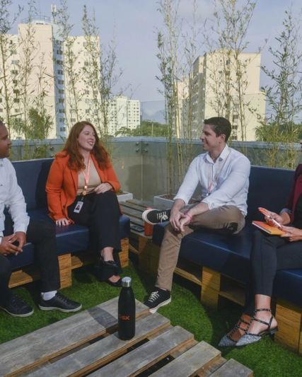 Grupo de pessoas conversando em um ambiente aberto na GSK