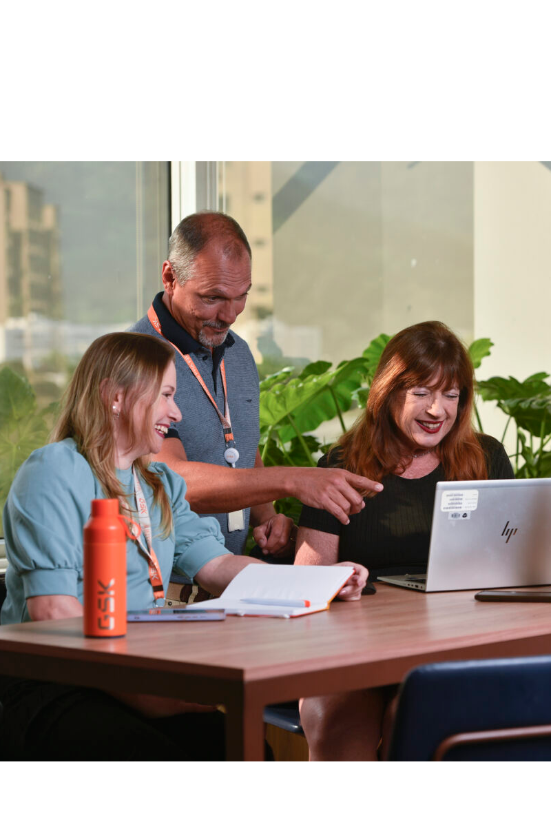 Grupo de pessoas diversas trabalhando juntas
