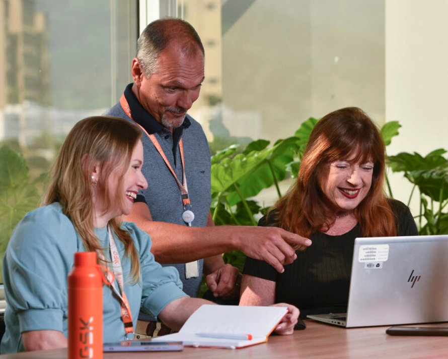 Grupo de pessoas diversas trabalhando juntas