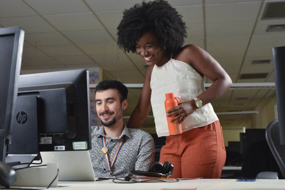 Profissionais em início de carreira trabalhando juntos