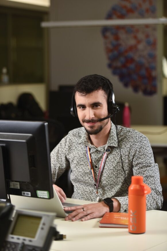 Profissional posando pra foto em fundo com cor padrão GSK