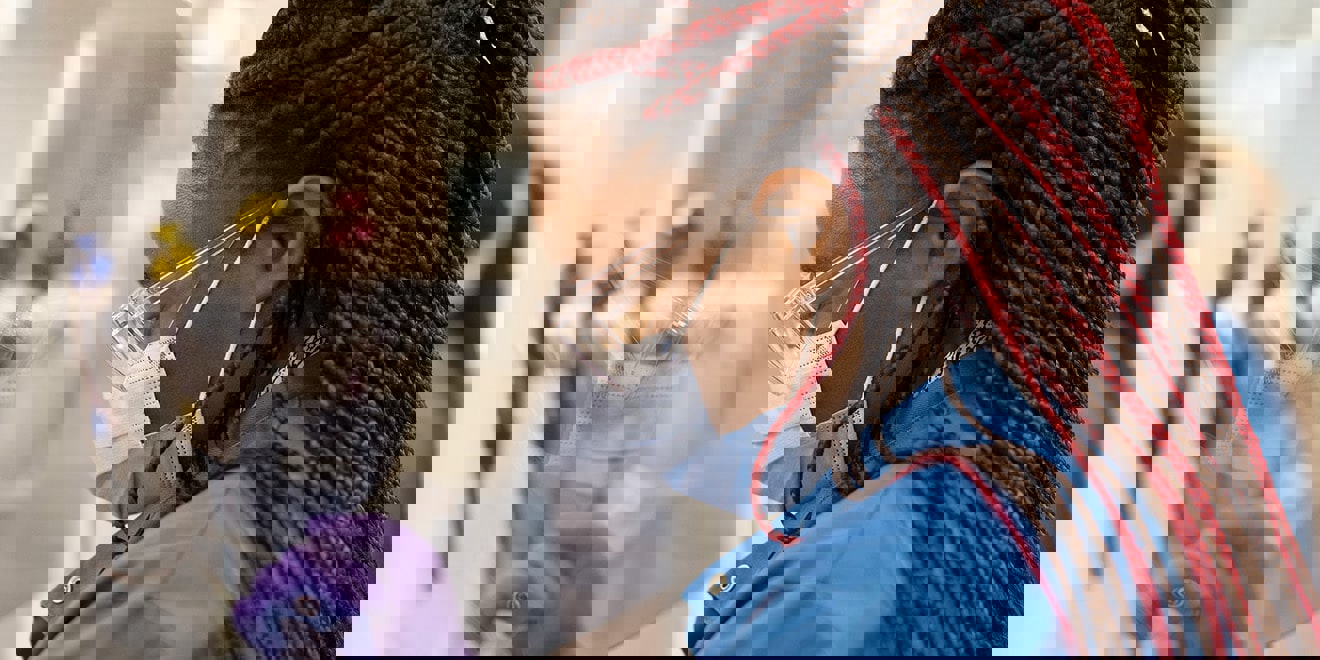 Mulher cientista no laboratório.