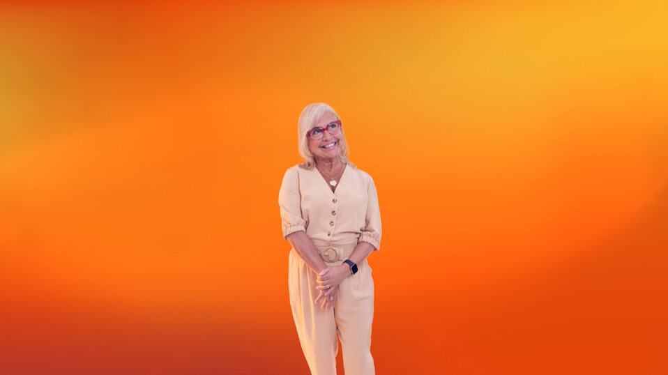 Profissional posando pra foto em fundo com cor padrão GSK