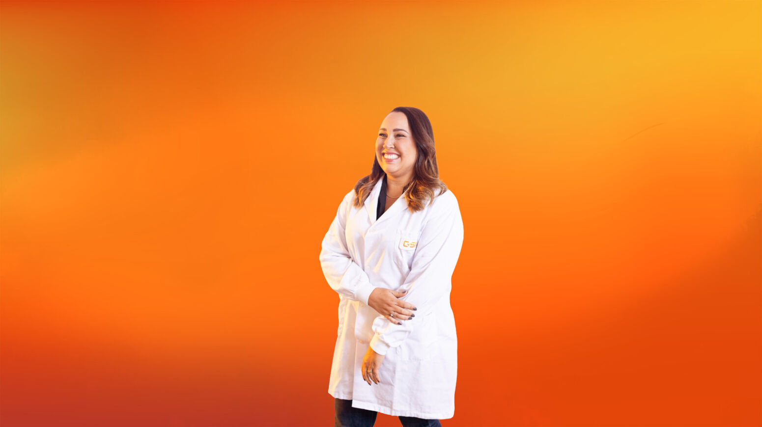 Profissional posando pra foto em fundo com cor padrão GSK