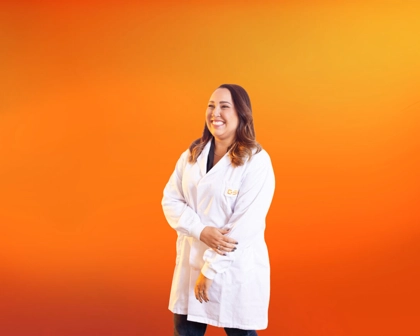 Profissional posando pra foto em fundo com cor padrão GSK