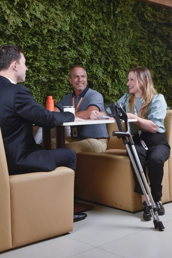 pessoas conversando em um ambiente aconchegante