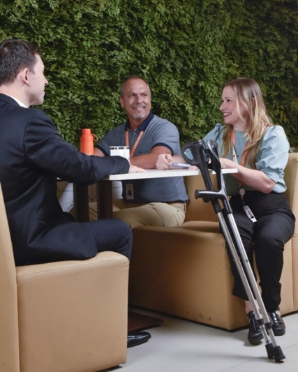 pessoas conversando em um ambiente aconchegante