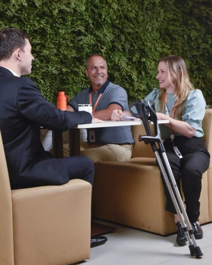 pessoas conversando em um ambiente aconchegante