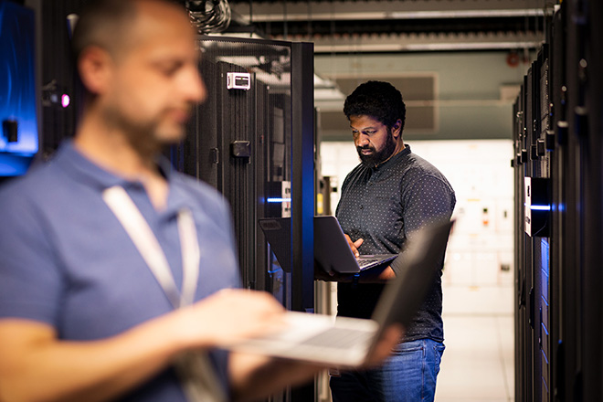 Colaboradores trabalhando no Data Center 