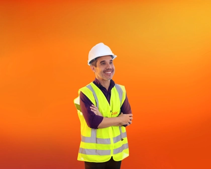 Profissional posando pra foto em fundo com cor padrão GSK