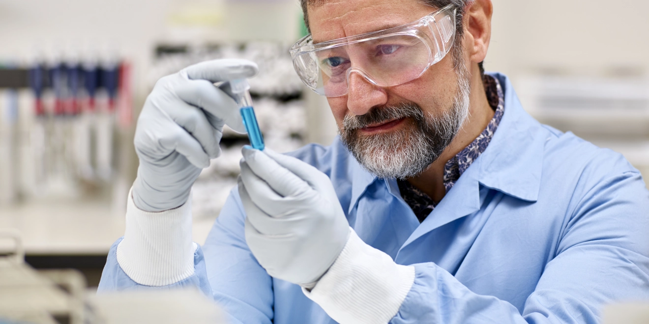 Cientista inspecionando amostras. Conheça nosso portfólio.
