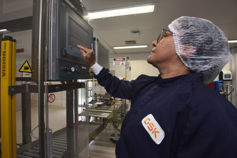 Colaboradora programando um equipamento