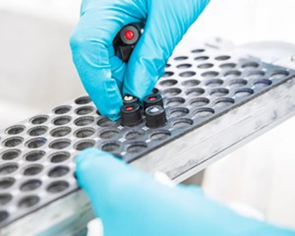 cientista manuseando amostras, Políticas públicas e advocacia do paciente