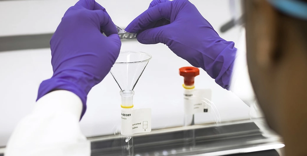 Operador de laboratório de qualidade da GSK envolvido em tarefas focadas, GSK Brasil