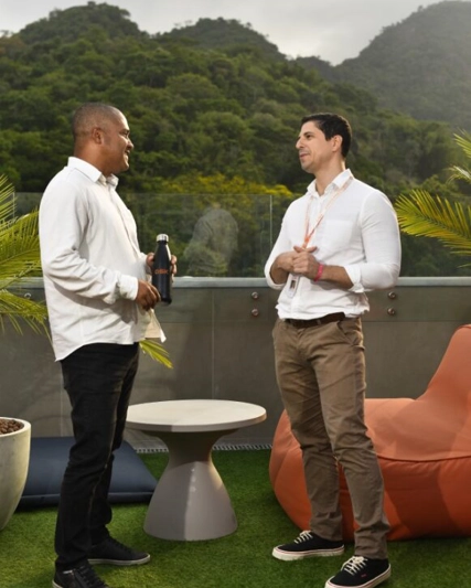 Duas pessoas conversando sobre responsabilidade ambiental com um fundo de natureza preservada