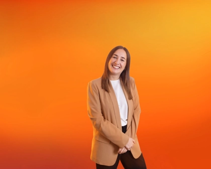 Profissional posando pra foto em fundo com cor padrão GSK