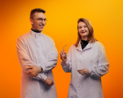 dois cientistas de jaleco, sorrindo, revisão da diferença salarial
